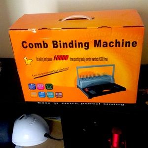 Comb binding machine